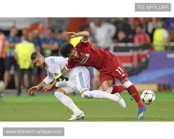 维拉赛后庆祝遭掷物替补席受扰