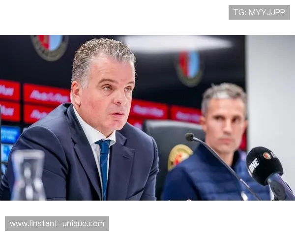 荷媒称费耶诺德暂不解雇范佩西